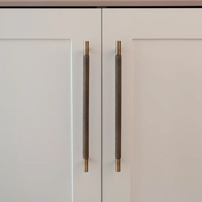 Nurlin Solid Antique Brass Cabinet Handle – Diamond-Cut Cross Knurl T-Bar Handle, Retro & Industrial Design (320mm / 12.6″)